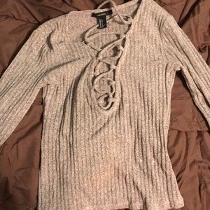 Cropped sweater; tied down in the front